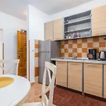2 Bedroom Lovely Apartment In Pula *