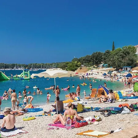 2 Bedroom Lovely Apartment In Pula